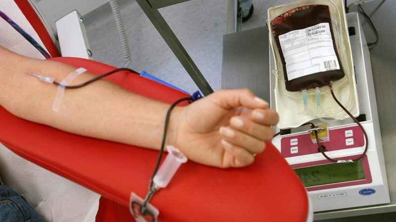 AVIS BASILICATA: IL BISOGNO DI SANGUE NON VA IN VACANZA L’estate rimane un periodo critico per le donazioni di sangue e per questo, ancora di più, l’importanza di questo semplice gesto d'altruismo non va mai sottovalutata. E’ l’invito rivolto ai lucani dall’Avis di Basilicata, al fine di scongiurare una situazione di carenza di sangue in regione, per via delle elevate temperature di questi gironi, unite all’emergenza legata alla pandemia. “In queste settimane, oltre alle esigenze di sangue di malati cronici che non sono mai venute meno, sono ripresi anche gli interventi chirurgici e conseguentemente il fabbisogno di sangue è risalito – spiega Sara De Feudis, presidente di Avis Basilicata - e per questo è importante non farsi trovare impreparati”. “I lucani hanno sempre risposto positivamente ai nostri appelli – continua De Feudis – e per questo sono certi che, nonostante il periodo di ferie, saranno tanti quelli che troveranno il tempo da dedicare al prossimo”. Come ogni anno la stagione estiva è quella più critica per le scorte di sangue che spesso non sono sufficienti per coprire tutte le attività chirurgiche e assicurare le trasfusioni. “Bisogna evitare che il sistema vada in affanno evitando di ricorrere all’acquisto di sacche da altre regioni – evidenzia De Feudis - imprescindibile per il sistema è la collaborazione con i centri trasfusionali, a cui rivolgo l’invito ad aiutarci nella sensibilizzazione degli operatori sanitari”. Infine la presidente di Avis Basilicata ricorda che “le donazioni vengono fatte in assoluta sicurezza sin dall'inizio dell'emergenza sanitaria, e le associazioni sono impegnate anche a garantire, a tutto il personale operante presso le Unità di raccolta, la diffusione capillare e costante delle informazioni inerenti all’applicazione delle indicazioni fornite dal Ministero della salute per la sanificazione e la disinfezione degli ambienti, nonché i dispositivi di protezione individuale. Il tutto grazie ai volontari, agli operatori sanitari, che assieme ai donatori sono attori protagonisti della maratona del dono”.