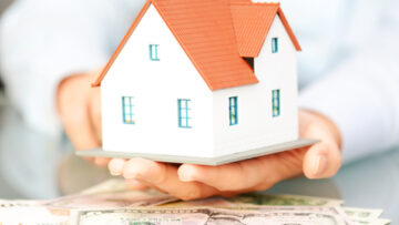 4065780_1436_3086944_s_buying_a_house_concept_with_woman_hands_holding_a_model_house_